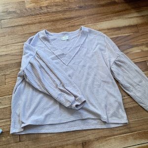 Like new v neck sweater. With balloon sleeves